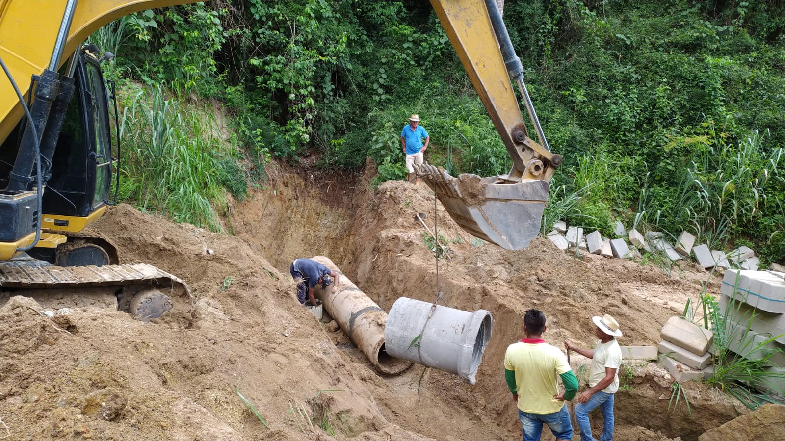 Construção de bueiro no calçamento rural no Boa Vista do Rochedo 