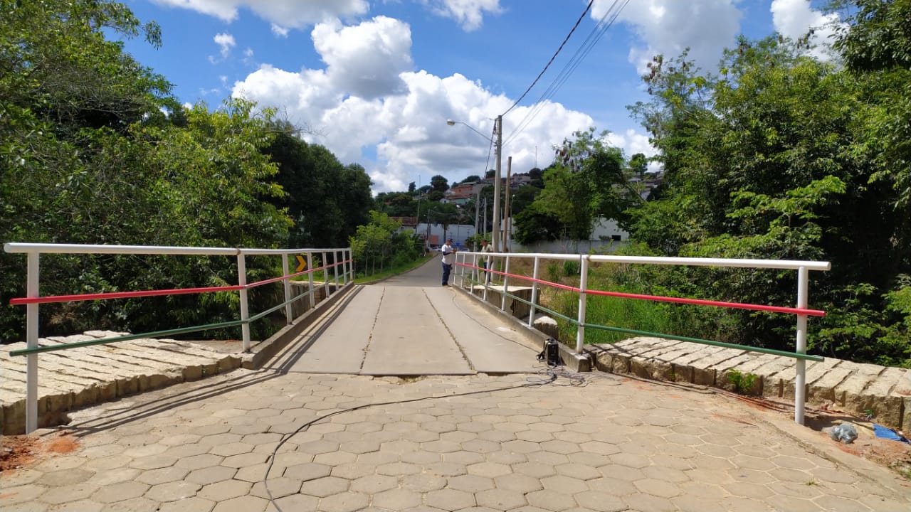 Instalação de corrimão na ponte que liga o centro  ao Bairro Cristo Rei